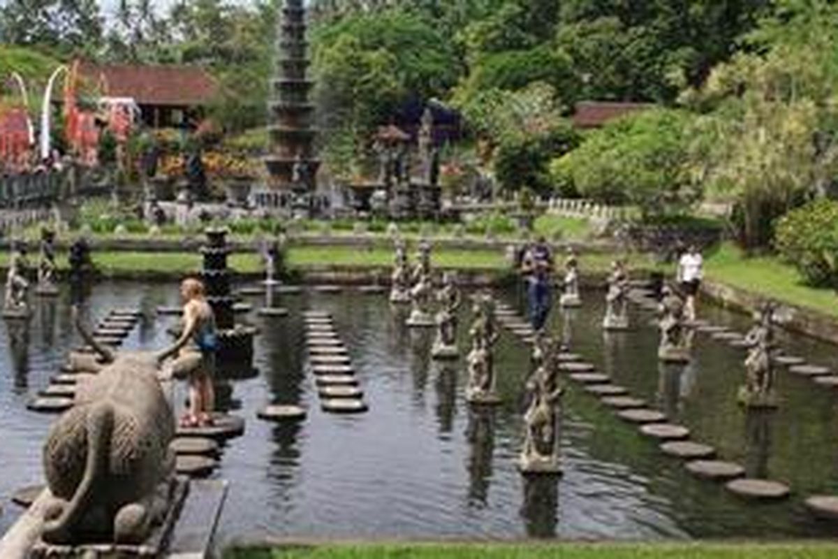 Turis asing mengunjungi Tirta Gangga di Karangasem, Bali.