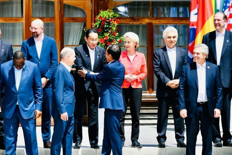 Presiden Joko Widodo berbincang dengan PM Jepang Fumio Kishida saat sesi foto bersama pemimpin dunia di KTT G7 di Schloss Elmau, Jerman, Senin (27/6/2022).