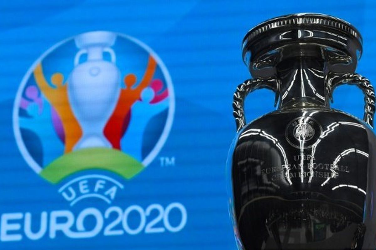 Trofi kejuaraan sepak bola Euro 2020 ditampilkan selama sesi Football in the city interiors sebagai bagian dari St. Petersburg