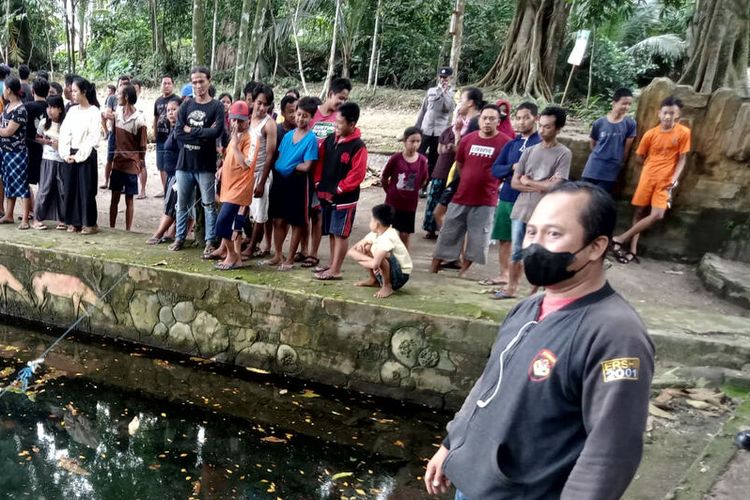 Seorang perempuan penyanyi dangdut, J, ditemukan tewas mengambang di kolam pemandian di Desa Dayu, Kecamatan Nglegok, Kabupaten Blitar, Minggu (6/3/2022)