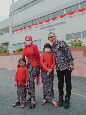 Gilang Widya Pramana bersama istri dan anak-anaknya di KBRI Tokyo.