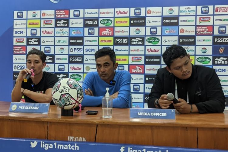 Seto Nurdiyantoro (tengah) saat menghadiri sesi konferensi pers usai laga PSS Sleman vs Persis Solo pada pekan kesembilan Liga 1 2022-2023 yang digelar di Stadion Maguwoharjo, Sleman, pada Minggu (10/9/2022) malam WIB.