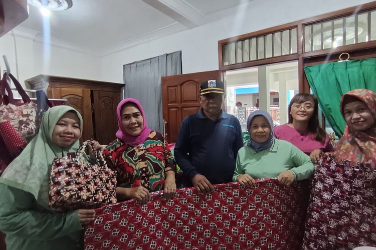Sampah Plastik di Tangan Ibu-ibu RW 12 Malaka Jaya Jaktim: Dulu Dibuang, Kini Jadi Uang