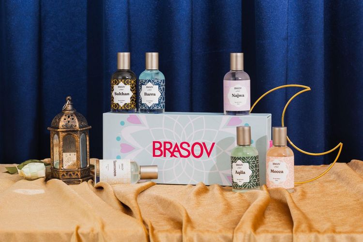 Salah satu jenama parfum lokal yang populer di masyarakat adalah BRASOV. Setelah sukses dengan produk kuteks dan kosmetik, BRASOV kini memperkenalkan produk parfum teranyar mereka, yakni BRASOV Hijab Perfumes EDP 35 ml.