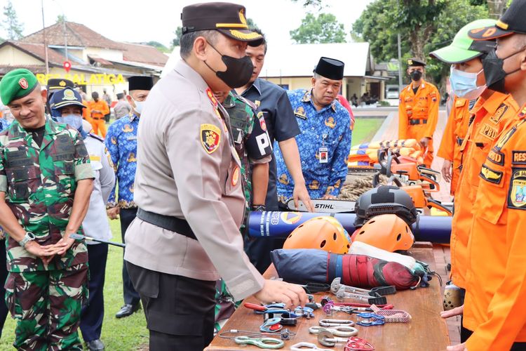 Kapolres Salatiga AKBP Indra Mardiana mengecek peralatan penanangan bencana