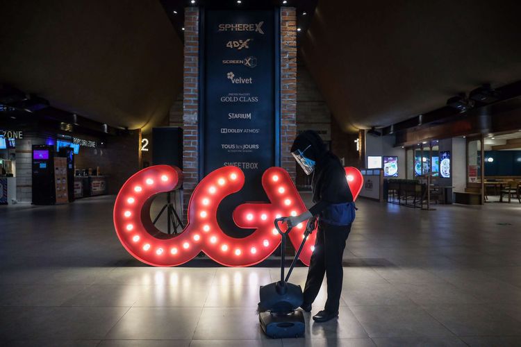 Petugas saat membersihkan salah satu ruangan di CGV Grand Indonesia, Jakarta Pusat, Rabu (21/10/2020). CGV Indonesia kembali mengoperasikan bioskopnya di Jakarta mulai Rabu (21/10/2020) hari ini dengan menampung kapasitas di dalam bioskop maksimal 25 persen.