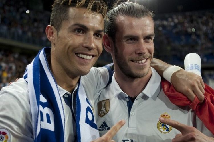Penyerang Real Madrid asal Portugal Cristiano Ronaldo (kiri) dan penyerang Real Madrid asal Wales Gareth Bale merayakan golnya pada seusai laga Malaga CF vs Real Madrid dalam Liga Spanyol di Stadion La Rosaleda pada 21 Mei 2017. Terkini, Gareth Bale mengungkapkan sikap Cristiano Ronaldo yang suka lempar sepatu ketika tak puas dengan performa pribadinya. 