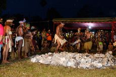 Apen Beyeren, Ritual Injak Batu Panas di Festival Biak Munara Wampasi