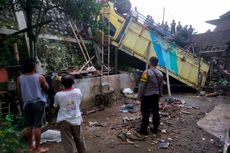 Truk Tanpa Pengemudi Terguling di Tanjakan, Timpa Bangunan Warga di Blitar