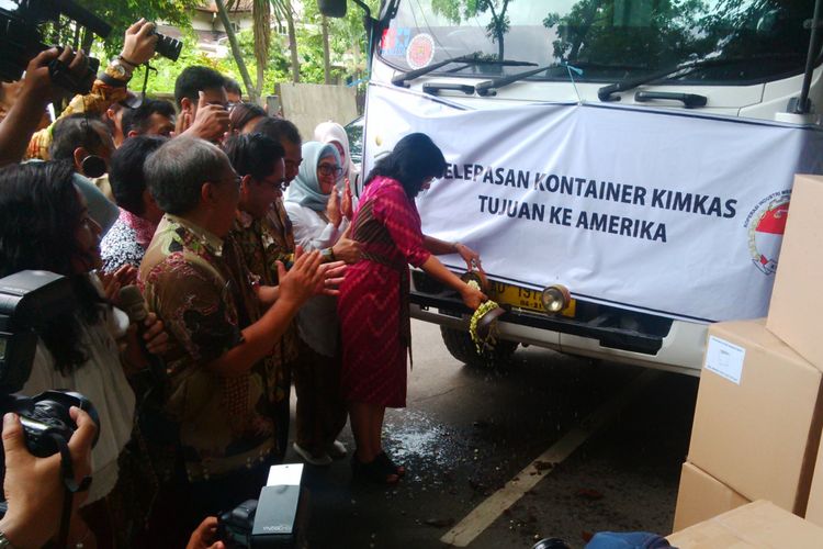 Direktur Jenderal Industri Kecil Menengah (IKM) Kemenparin, Gati Wibawaningsih pecah kendi pelepasan ekspor KIMKAS tujuan Amerika di Solo, Jawa Tengah, Senin (20/11/2017).