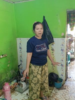 Yani Maryani (49) watga Kampung Lamajang, Desa Citeureup, Kecamatan Dayeuhkolot, Kabupaten Bandung, Jawa Barat, salah satu korban tanggul jebol pada Kamis lalu