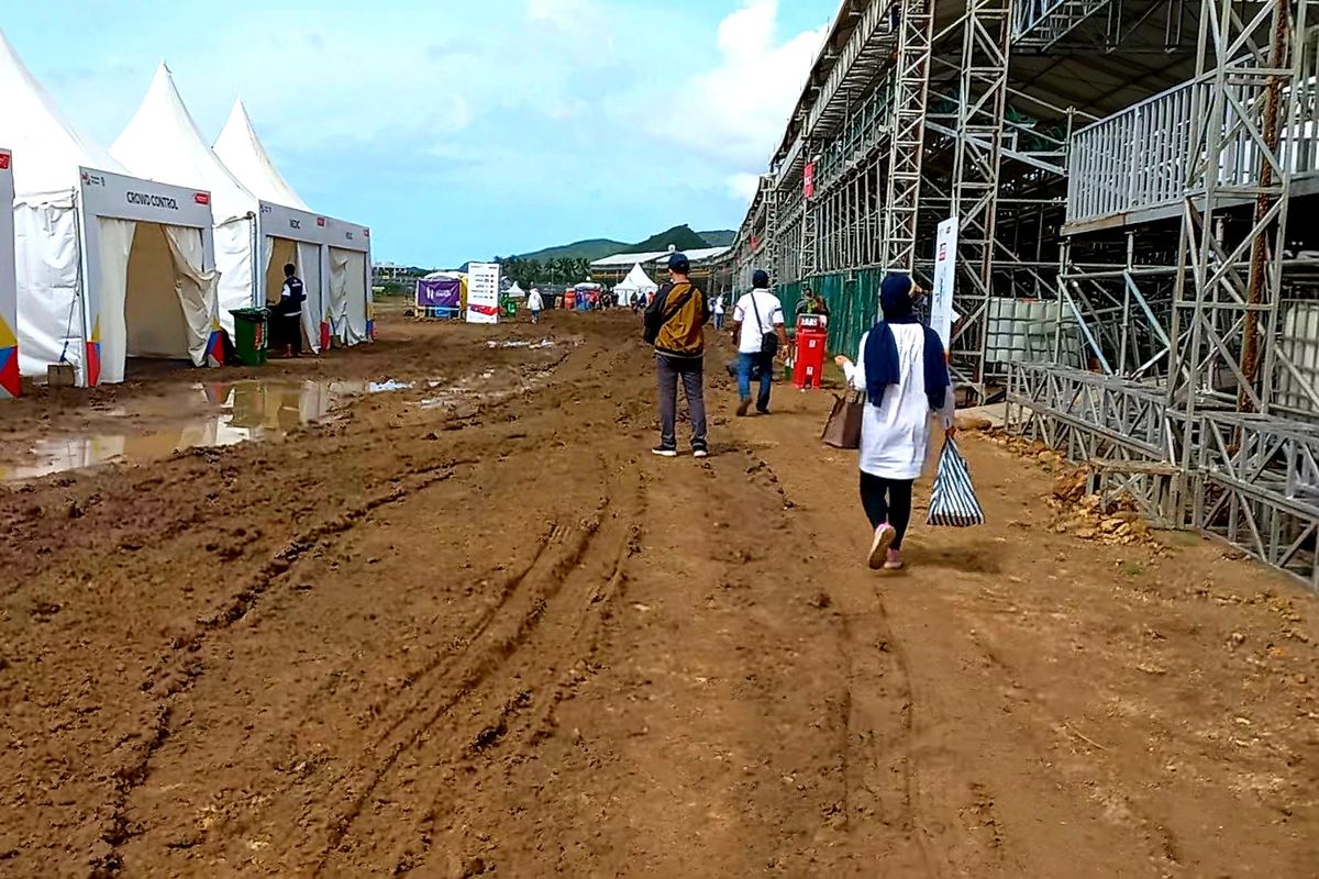 Kondisi area penonton Sirkuit Mandalika pasca hujan deras