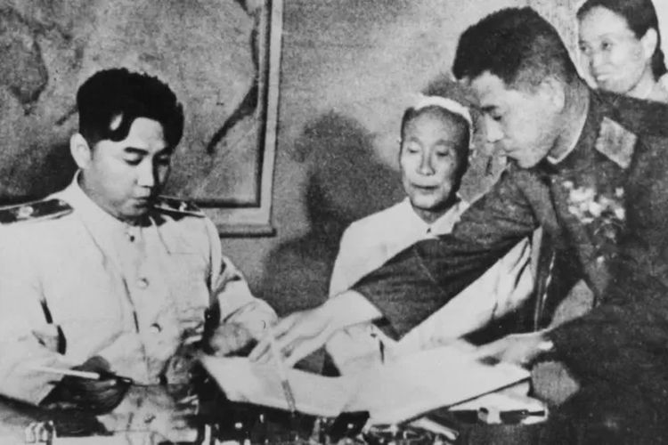 Kim Il-sung menandatangani gencatan senjata yang mengakhiri Perang Korea pada tahun 1953.


