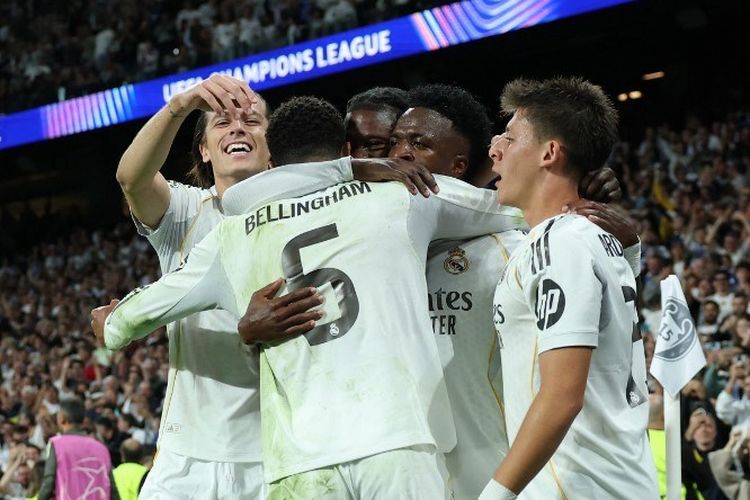 Gelandang Real Madrid Jude Bellingham merayakan gol pembuka pada laga matchday ke-3 fase liga Champions UEFA antara Real Madrid CF dan Juventus di Stadion Santiago Bernabeu di Madrid pada tanggal 22 Oktober 2025.