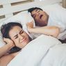 Tips Berbagi Ranjang Saat Pasangan Mengganggu Tidur 