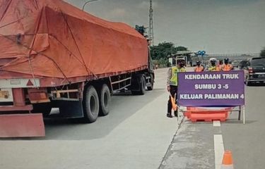 Arus balik nataru, Polisi lakukan pengalihan arus di tol Cipali bagi kendaraan besar