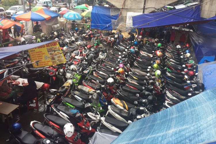 Wakil Gubernur DKI Jakarta Sandiaga Uno berencana merelokasi sementara pedagang Blok G Pasar Tanah Abang ke parkiran Blok F. Relokasi para pedagang dilakukan dalam rangka revitalisasi Pasar Blok G, Kamis (19/4/2018). 