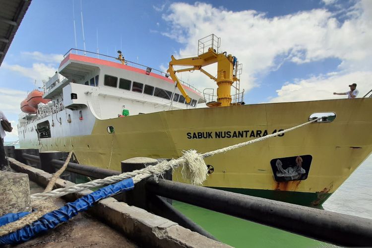 Kapal Sabuk Nusantara milik PT Pelni bersandar di pelabuhan SBP Tanjungpinang, Kepulauan Riau.
