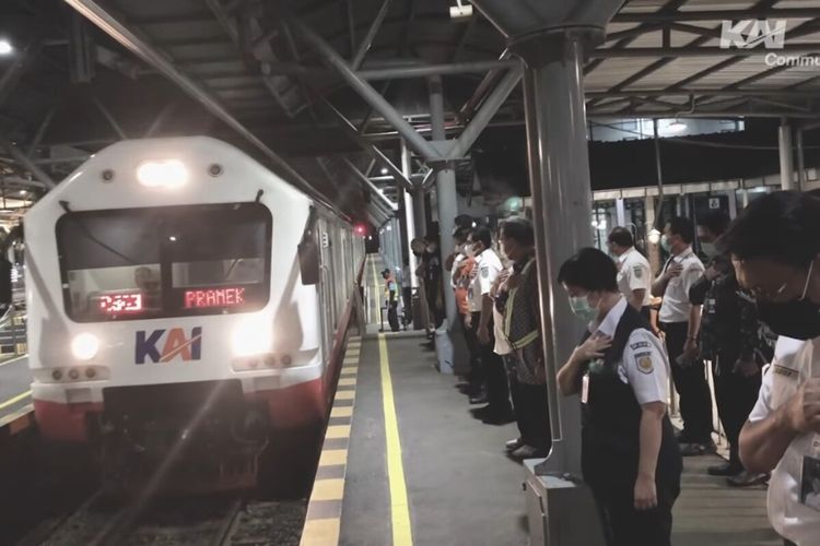 Tangkapan layar video suasana pemberian penghormatan terakhir operasional KA Prameks lintas Solo-Yogyakarta di Stasiun Solo Balapan.