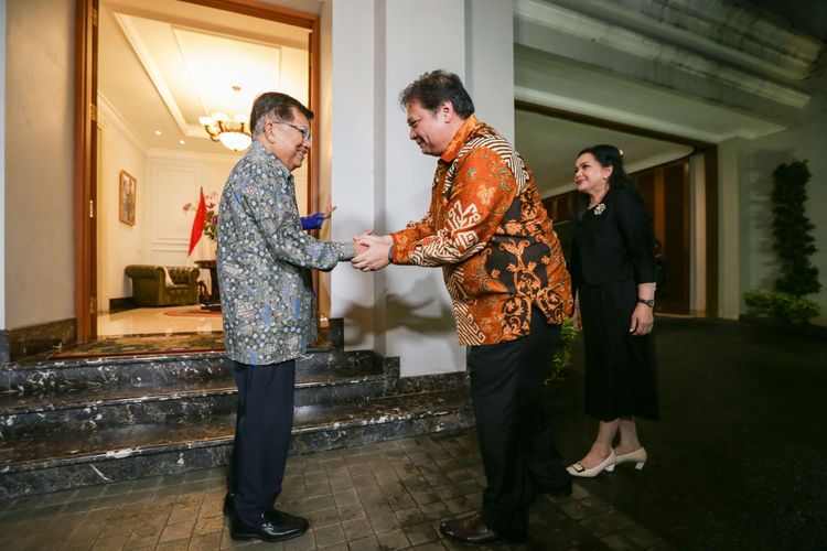 Ketua Umum Partai Golkar Airlangga Hartarto disambut Wakil Presiden ke-10 dan 12 Jusuf Kalla (JK) di kediaman Jusuf Kalla di Jakarta, Kamis (4/5/2023).