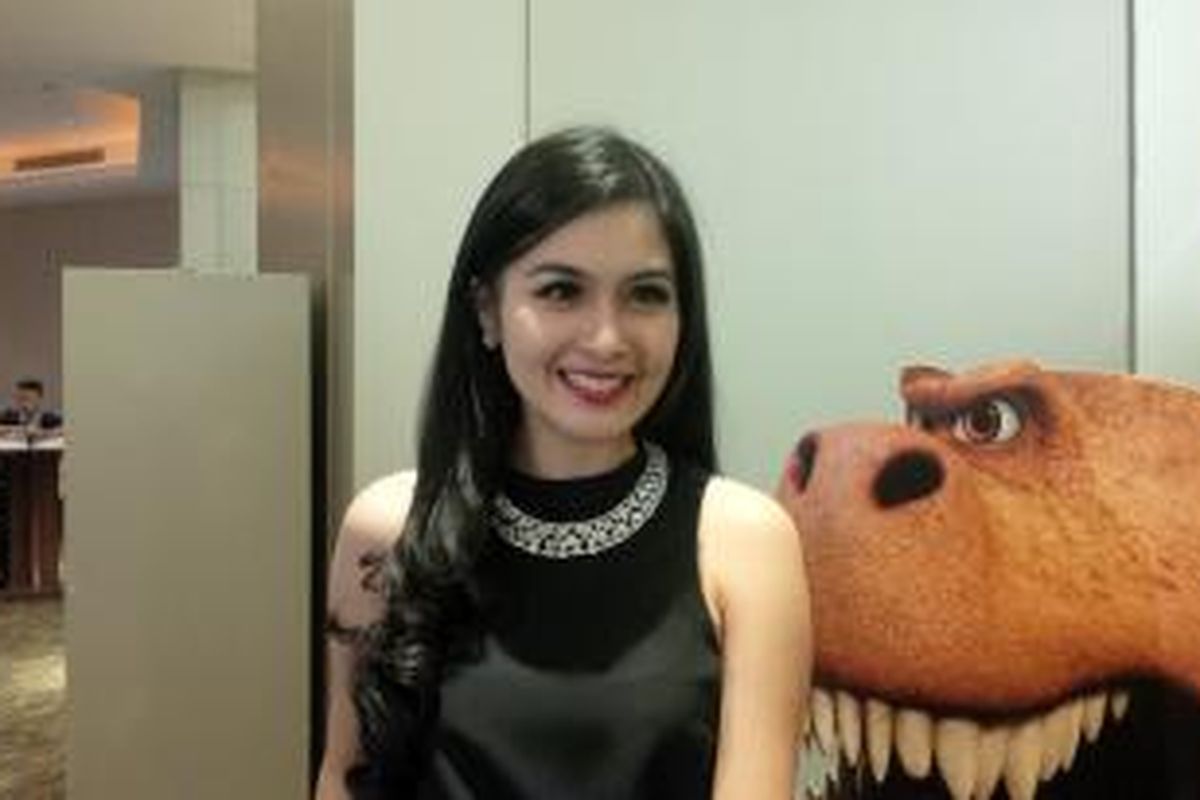 Artis peran Sandra Dewi menghadiri screening film The Good Dinasaur produksi Disney Pixar, di XXI Kota Kasablanka, Jakarta Selatan, Kamis (26/11/2015) malam.