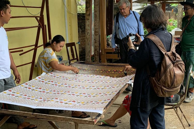 Wisatawan saat mengunjungi galeri Bhatara Batik Banyuwangi. 