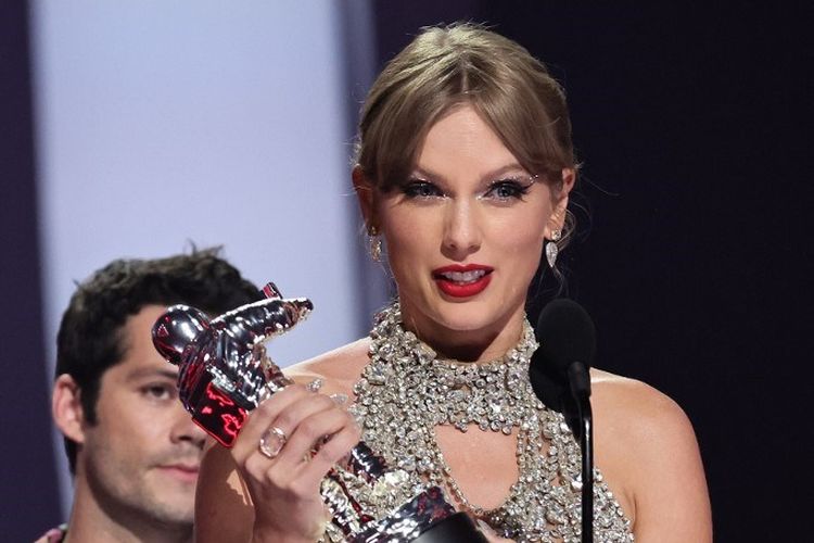 Penyanyi Taylor Swift menerima piala Moon Man untuk kategori Video of the Year award untuk lagu All Too Well (10-minute Taylor?s Version) di ajang 2022 MTV VMAs yang digelar di Prudential Center, Newark, New Jersey, Minggu (28/8/2022). 