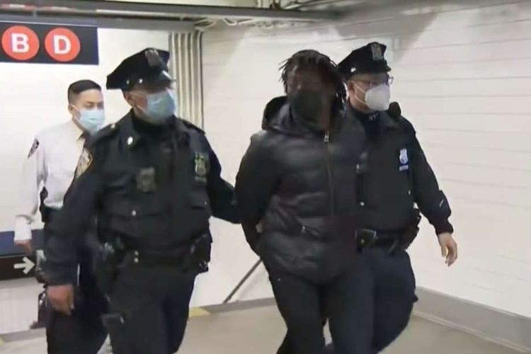Saadiq Teague ditangkap setelah melihatnya dengan AK-47 oleh petugas transit NYPD, yang berpatroli di stasiun kereta bawah tanah Times Square pada 16 April.
