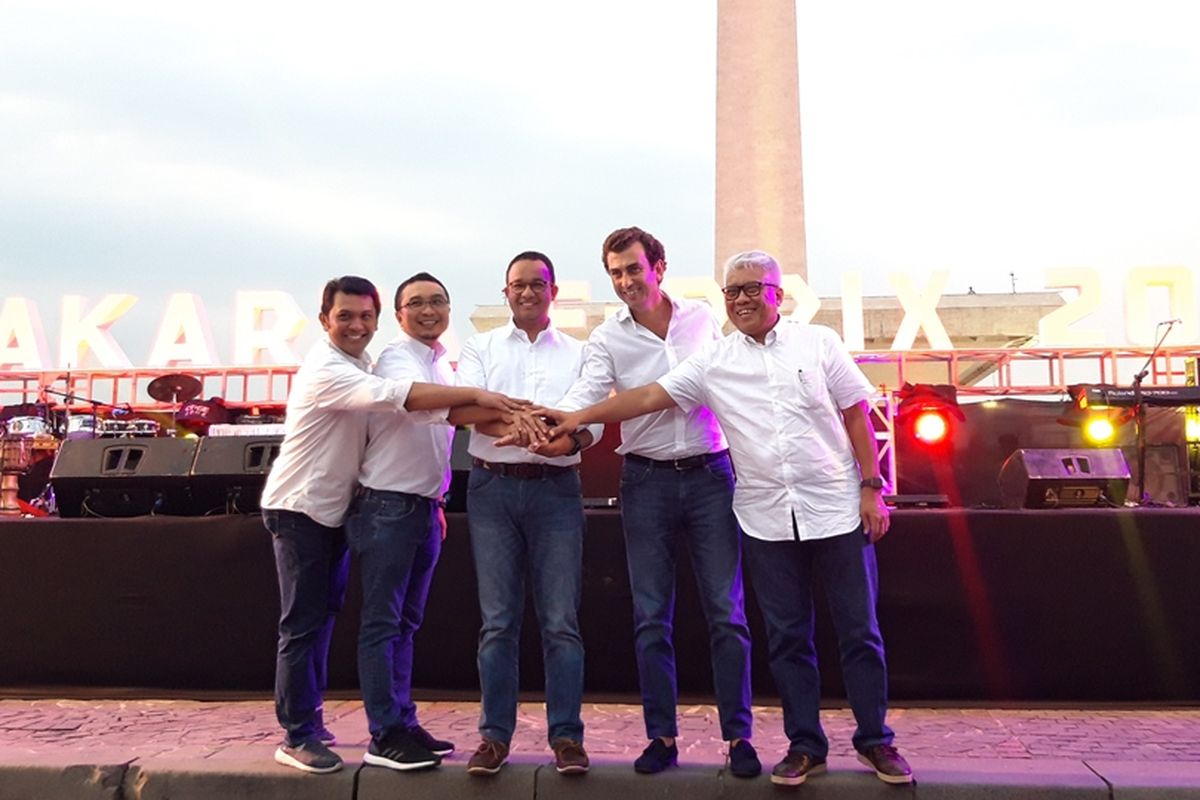 Gubernur DKI Jakarta Anies Baswedan beserta Panitia Formula E dari FIA seusai konferensi pers Jakarta E-Prix di Monas, Jakarta Pusat, Jumat (20/9/2019)