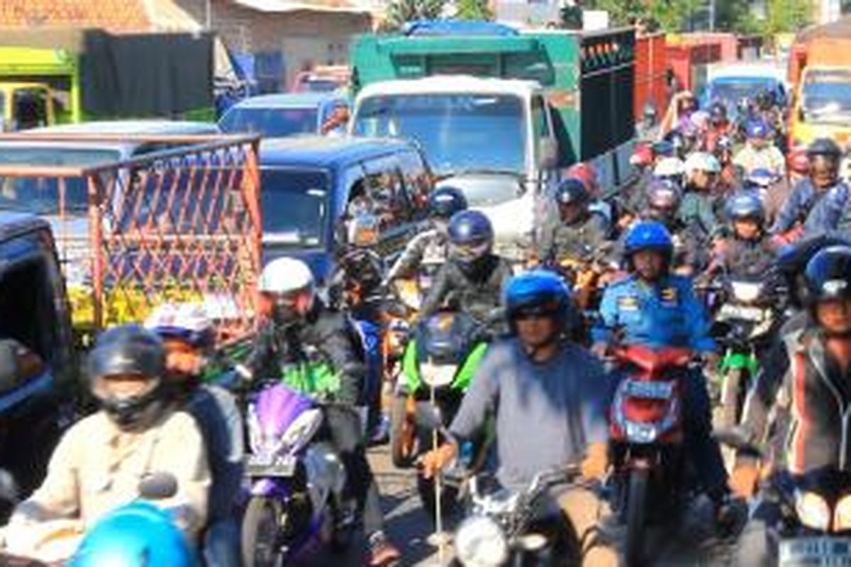 Kemacetan ini terjadi di Tol Palikanci, Cirebon sepanjang sekitar 10 kilometer. Penumpukan kendaraan roda empat dari arah Jawa Tengah, menuju Jakarta di pintu keluar tol Tegal Karang menjadi penyebab utama. Akibatnya kemacetan terjdai dari titik 207 KM mengular hingga 217 di Kawasan Weru, Kabupaten Cirebon macet.