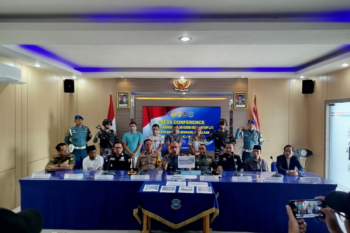 Danlanal Banyuwangi menunjukkan foto barang bukti dan tersangka, Kamis (6/3/2025) 