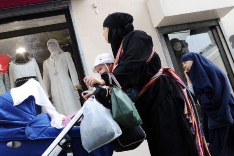 Larangan pemakaian niqab dan burka di tempat umum sudah diterapkan oleh beberapa negara Eropa, termasuk Prancis dan Austria. 