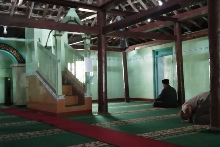 Ruang utama Masjid Jami Baitul Muttaqin alias masjid tiban di Trasan, Bandongan, Magelang, Senin (18/3/2024).