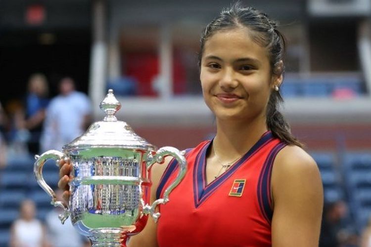 Petenis asal Inggris, Emma Raducanu, mengangkat trofi juara US Open 2021 usai mengalahkan petenis asal Kanada, Leylah Fernandez, dengan skor 6-4 dan 6-3 pada pertandingan final yang digelar di USTA Billie Jean King National Tennis Center, New York City, Sabtu (11/9/2021) waktu setempat. (Foto oleh AL BELLO/GETTY IMAGES NORTH AMERICA/Getty Images via AFP).