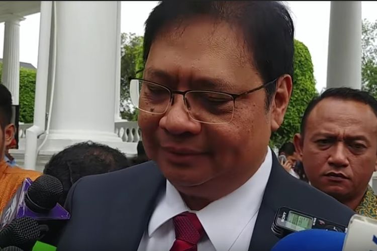 Ketua Umum Partai Golkar Airlangga Hartarto di Istana Kepresidenan sebelum pelantikan menteri baru hasil reshuffle, Rabu (17/1/2018).