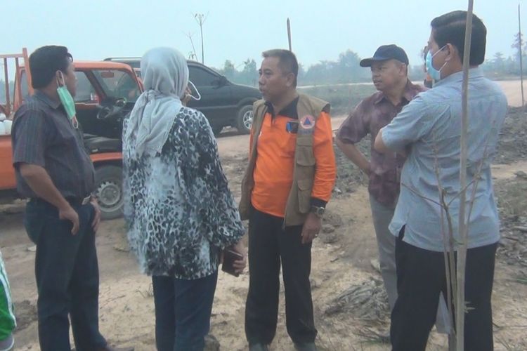 Kepala BPBD Sumsel  Iriansyah (kaos orange dengan rompi) saat meninjau lokasi Kebun Raya Sriwijaya yang terus terbakar bersama tim Pemprov Sumsel