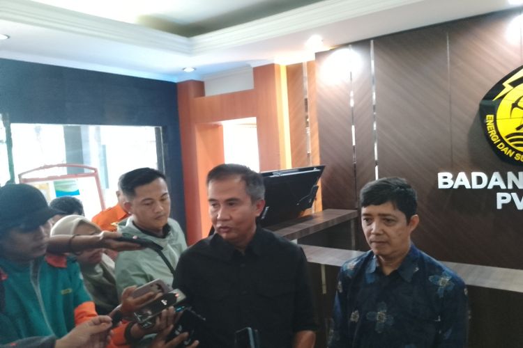 Pj Gubernur Jabar Bey Machmudin (kemeja hitam) di Kantor Badan Geologi Kementerian ESDM, Jalan Diponegoro, Kota Bandung, Jawa Barat, Jumat (8/12/2023).