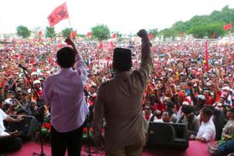 Bakal calon presiden dari PDIP Joko Widodo (kiri) dan Ketua DPD PDIP Komarudin Watubbun (kanan) saat kampanye pileg di Lapangan Entrop, Jayapura, Papua, Sabtu (5/4/2014).