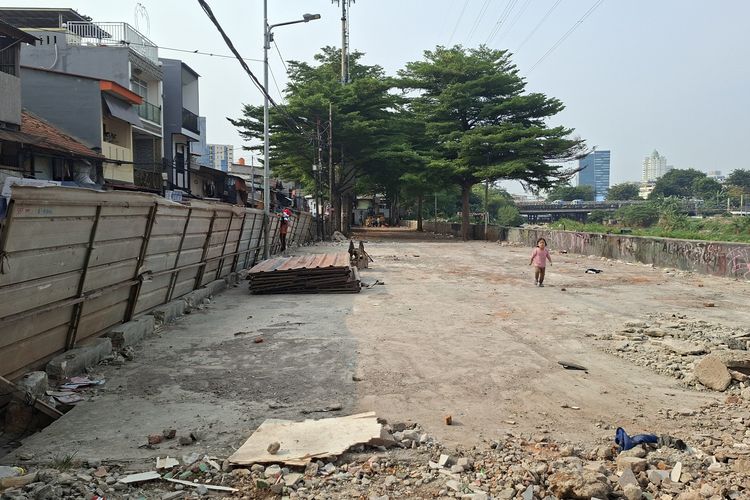 Penertiban Bangunan Liar di Jati Pinggir Jakpus Rampung, Bantaran Kali Mulai Ditata Jadi RTH