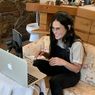 Kamar Mandi Pakai Karpet Jadi Viral, Demi Moore Angkat Bicara