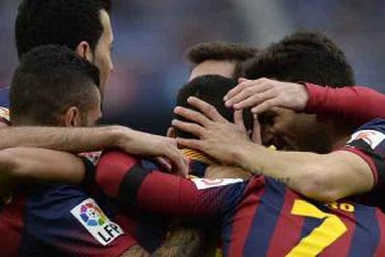 Para pemain Barcelona merayakan gol yang dicetak Alexis Sanchez ke gawang Valencia dalam laga Liga BBVA di Camp Nou, Sabtu (1/2/2014).