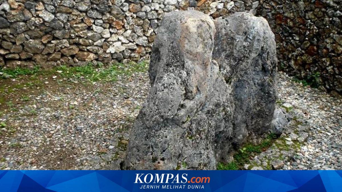 Jangan Bilang Pernah ke Buton kalau Belum Pegang Batu Wolio