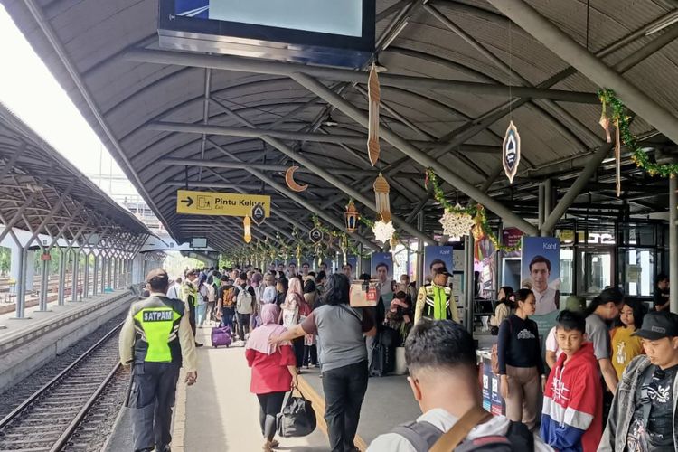 Penumpang kereta di Stasiun Gubeng, Surabaya, Selasa (7/5/2024).