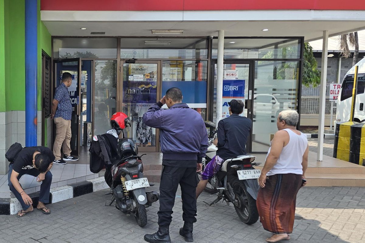 Polres Pasuruan Kota mengamankan pelaku pengganjal mesin ATM untuk menguras isi ATM dengan berpura-pura menolong saat gagal transaksi, Jum'at (08/08/2025) 