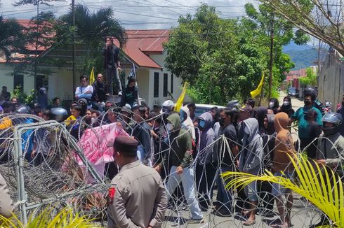 Dipagari Kawat Berduri, Lokasi Rekap Suara di Polman Digeruduk Massa