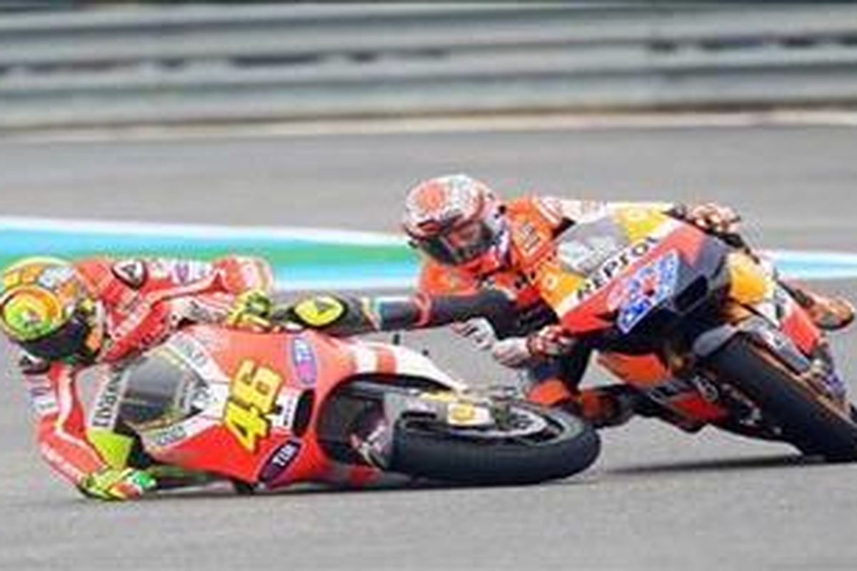Pebalap Ducati, Valentino Rossi (kiri), tergelincir dan menyenggol pebalap Repsol Honda, Casey Stoner. Akibat kecelakaan di GP Spanyol ini, Minggu (3/4/11), Stoner tak bisa lanjutkan lomba tetapi Rossi bisa mencapai finis dan berada di urutan lima.