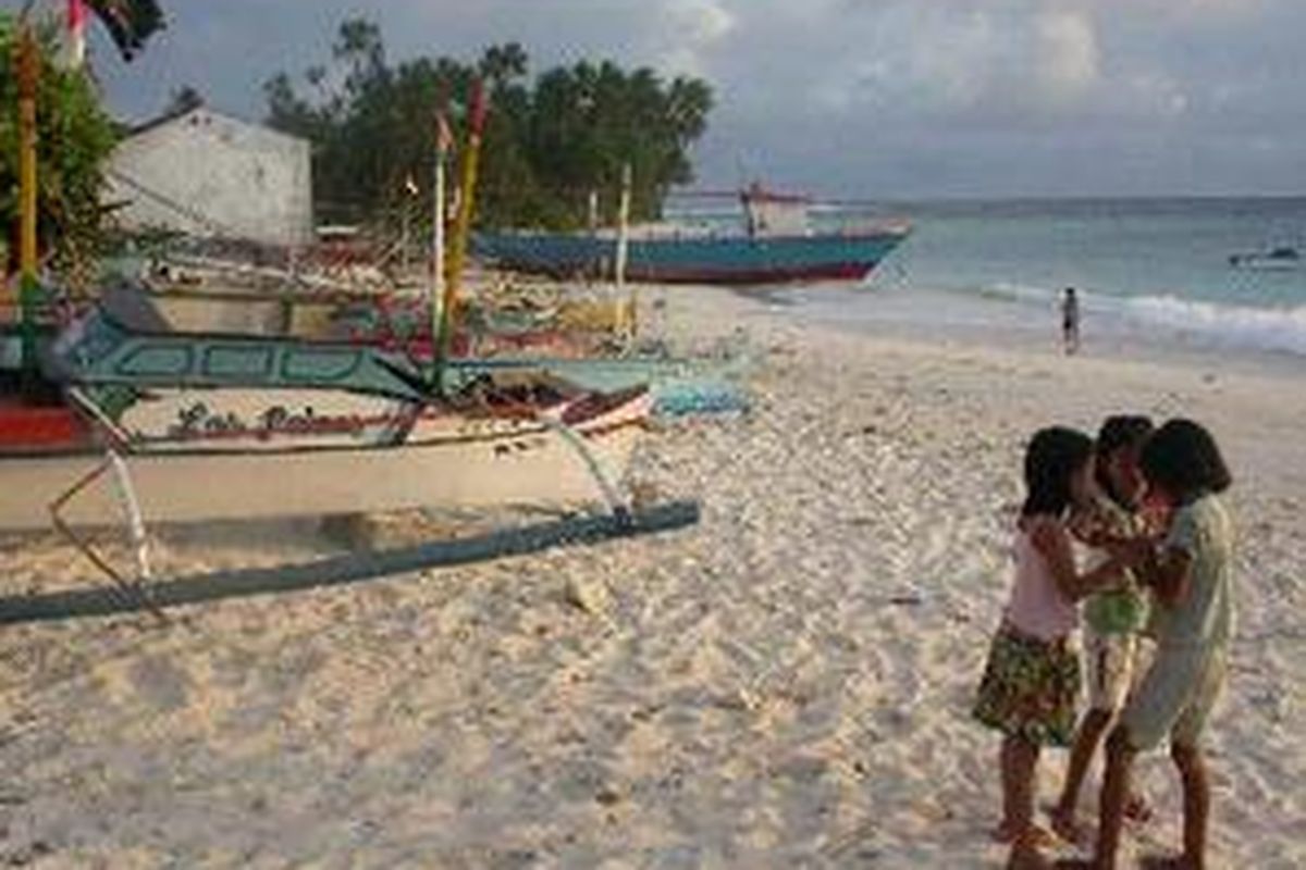 Pantai Pulau Miangas yang indah berpasir putih ini berhadapan langsung dengan Samudra Pasifik. Di pantai tersebut warga, terutama kanak-kanak, kerap bermain menikmati sore yang teduh. Pulau Miangas merupakan bagian dari gugusan Kepulauan Talaud, Sulawesi Utara, merupakan gerbang utara Nusantara yang berbatasan langsung dengan Filipina. Bahkan, negara tetangga itu mempunyai sebutan sendiri terhadap pulau ini, yakni Las Palmas.