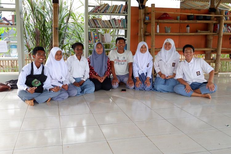Siswa SMK Bakti Karya Parigi, Pangandaran, Jawa Barat, berasal dari berbagai suku di Indonesia. Selama tiga tahun, mereka hidup dalam keberagaman.