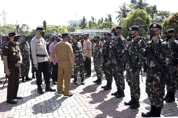 Gubernur Maluku, Murad Ismail bersama Pangdam XVI Pattimura dan Kapolda Maluku meninjau kesiapan pasukan di Lapangan Merdeka Ambon, Selasa (12/10/2021). Gelar pasukan dilakukan untuk pengamanan kunjungan Wakil Presiden Ma'ruf Amin di Ambon, Rabu besok.