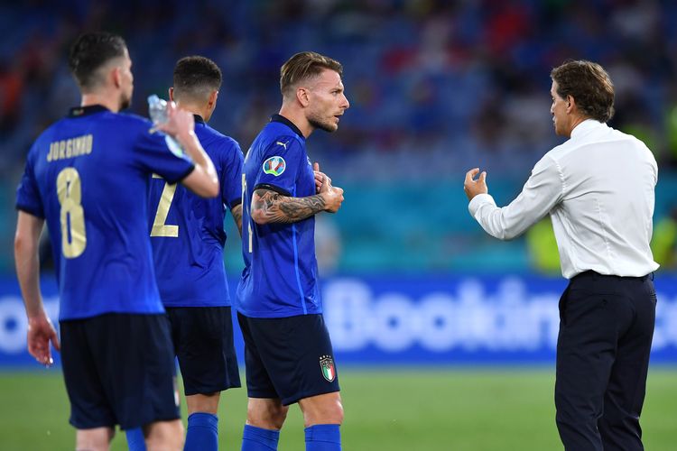 ROMA, ITALIA - 16 JUNI: Pelatih timnas Italia, Roberto Mancini, berbicara dengan Ciro Immobile dalam laga Grup A Euro 2020 melawan Swiss di Stadion Olimpico pada 16 Juni 2021.